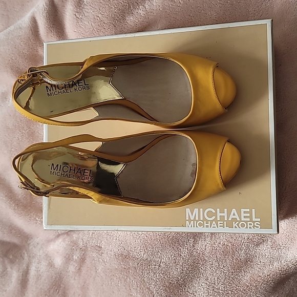 Sz 6.5 Michael Kors yellow patent slingback peep toe wedges. - Picture 4 of 4